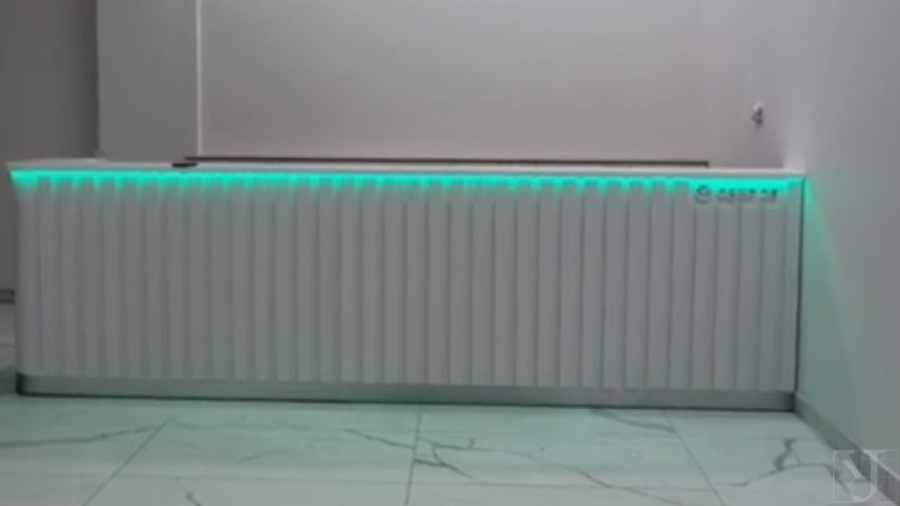 Премиальный ресепшен из искусственного камня с эмалевыми фасадами и RGB-подсветкой